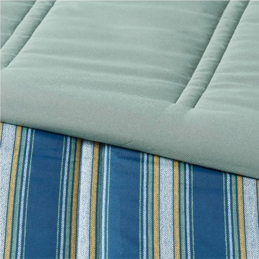 ROOM ESSENTIALS NWT striped lofty microfiber quilt -navy -full/queen